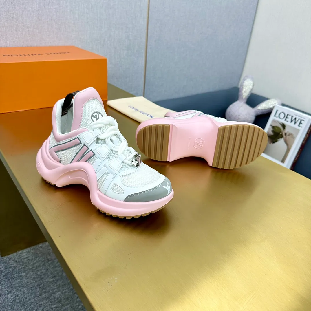 👟👟Ex-factory price 760👟👟LV donkey brand casual sports dad shoes. The bold and avant-garde design➕the distinctive wavy outsole is charming in the entire fashion circle. It is synonymous with new trends and trends. It is to be called the coolest casual sports shoe in history. Whoever wears it will become the most handsome person who turns heads. The height of the heel is about 5.5cm, and the heel is about 8mm.  🌸Imported fabrics🐂leather➕Imported🐐leather➕Imported T👟👟Ex-factory price U splicing 🌸Inner lining imported mesh fabric➕Cowhide lining Outsole vacuum foaming and T👟👟Ex-factory price U combination 🌸 Size women's size 35-41
